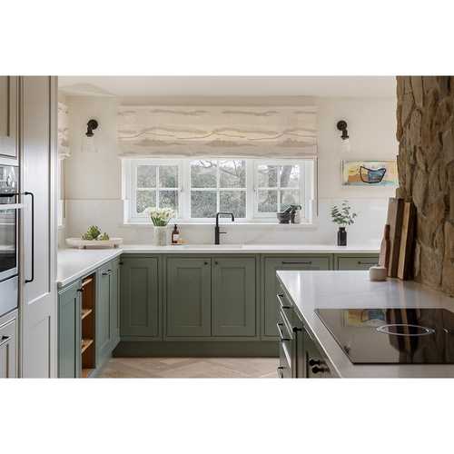 Here's another shot of our Huby kitchen. The scheme for this project was inspired by the artwork nestled above the splashback @sandra_berti_ 
We love using clients' art or treasured possessions to inspire our schemes. But, it can be just as much fun finding the perfect piece to complete a room. 
We have an event in Ilkley this time next week with @clarendonfineart We'll be talking about, "Art as the start or at the end of your Interior Design project". We'll be providing some simple tips and tricks on what 'works' in a room. If you would like to come along, please drop me a DM. We would love to see you there!

#artandinteriordesign #interiordesignleeds #traditionalkitchen #interiors123 #hitchcockspiersdesign #liftingthelid