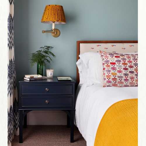 Sunshine brights on a beautiful September day. We love the considered use of the rousing yellow, paired with a restricted, yet bold, palette by @studioduggan Perfect for a guest bedroom or a boutique hotel, right?

#interiordesignguestbedroom #interiordesign #boutiquehotelinspo #designideas #interiorinspo #luxuryinteriors #invitinginteriors #hitchcockspiersdesign