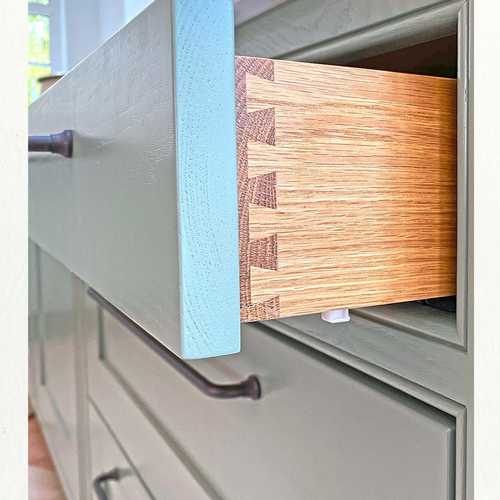 Details from the kitchen in our ongoing house renovation in Harrogate. This project is now close to completion and we look forward to sharing the images with you soon. We love these Corston handles, which give a subtle elegance to the cabinets @corstonarchitecturaldetail

#kitchendesign #corstonarchitecturaldetail #kitcheninspo #handles #designupnorth #interiordesign #interiordesignyorkshire #ilkleychat #designideas #interiorinspo #luxuryinteriors #invitinginteriors #ilkleydesign #interiordesignharrogate #hitchcockspiersdesign